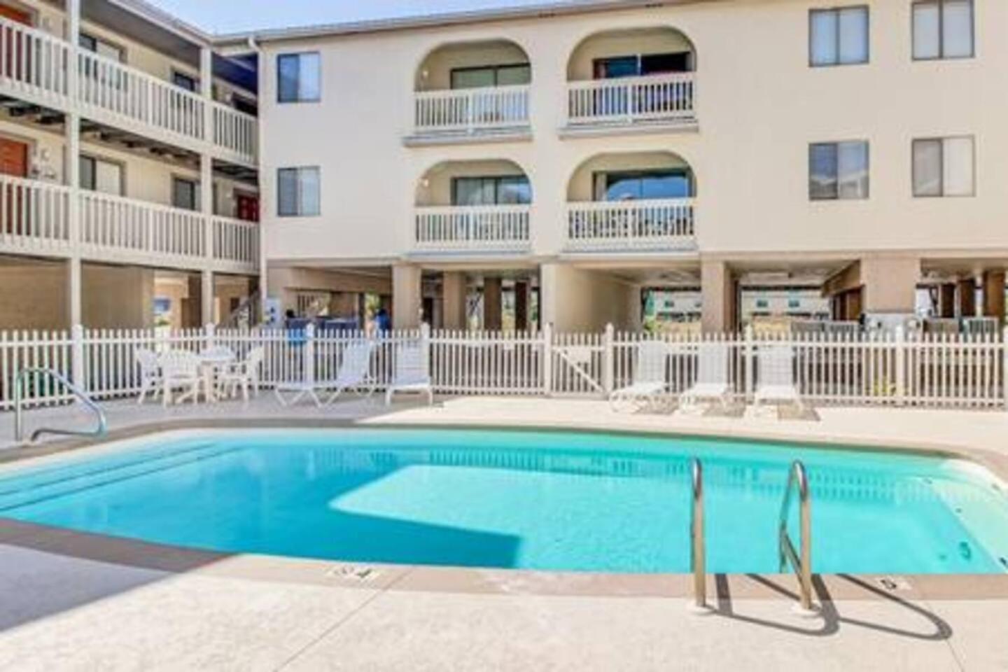 Apartment 2 Pools-smart Tvs-bbq-10mins To Hangout-balcony