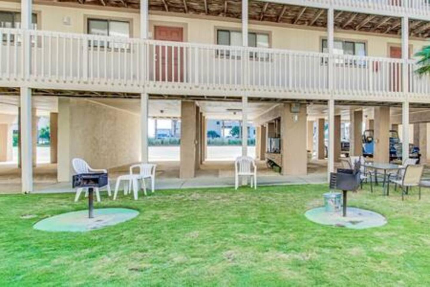 2 Pools-smart Tvs-bbq-10mins To Hangout-balcony Apartment *