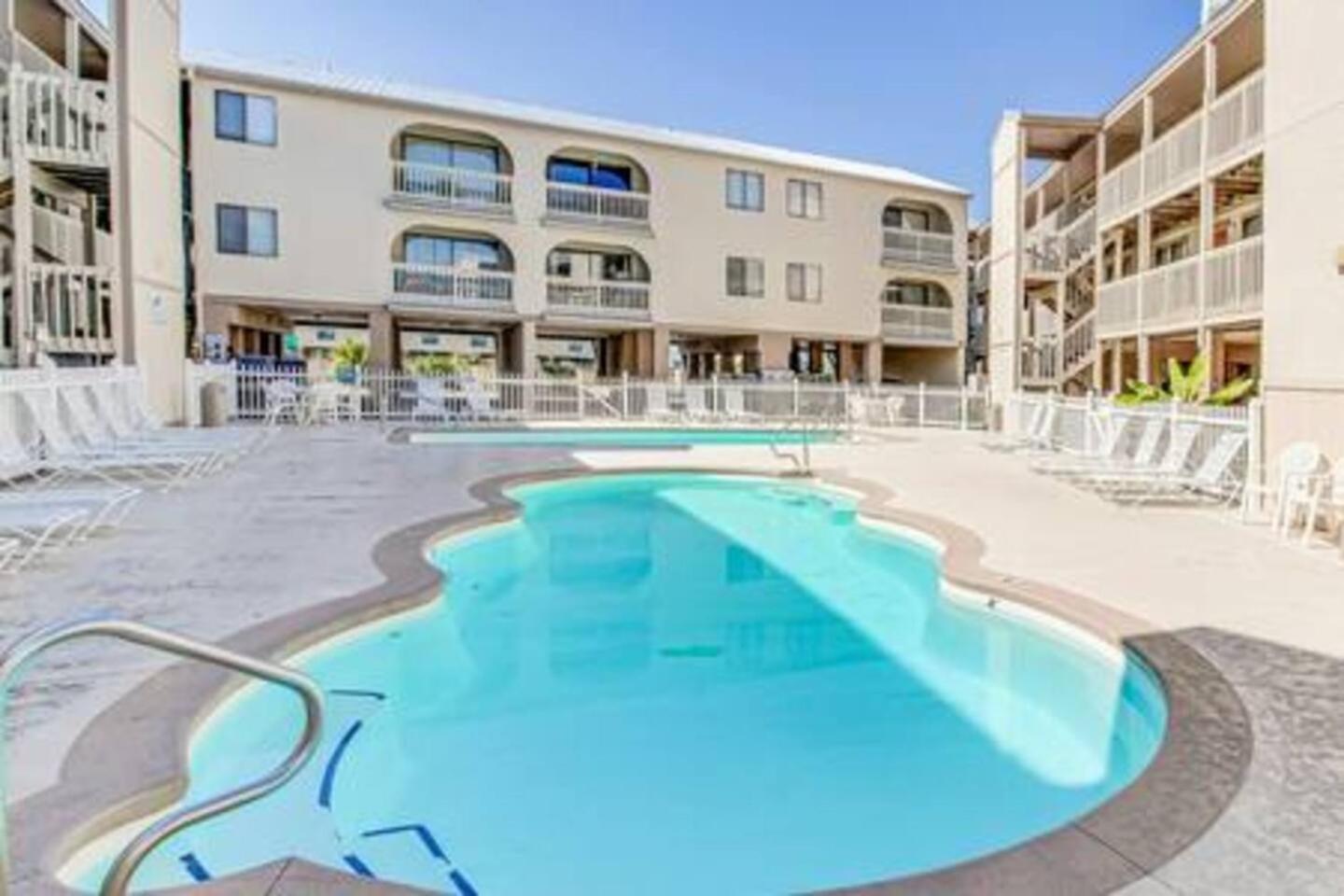 2 Pools-smart Tvs-bbq-10mins To Hangout-balcony Apartment *