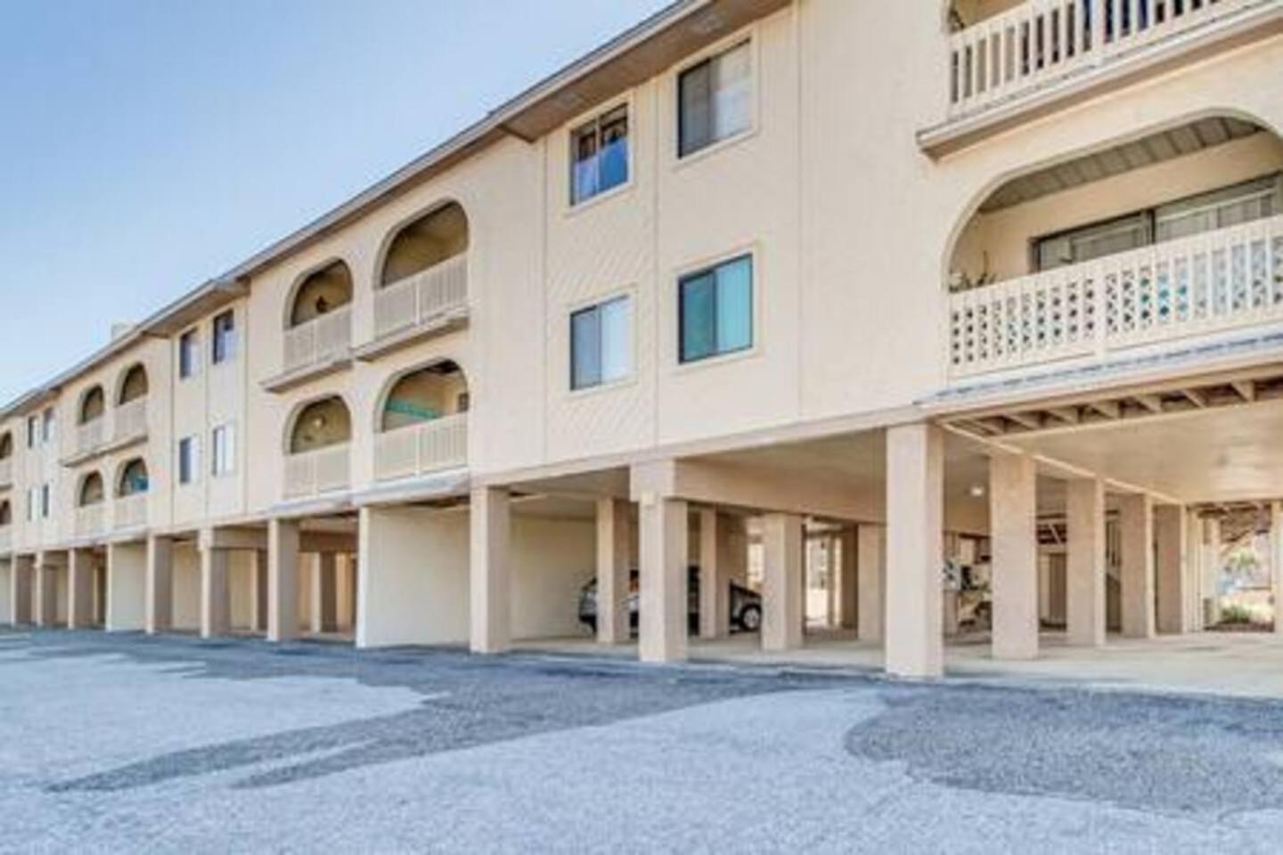 2 Pools-smart Tvs-bbq-10mins To Hangout-balcony Apartment