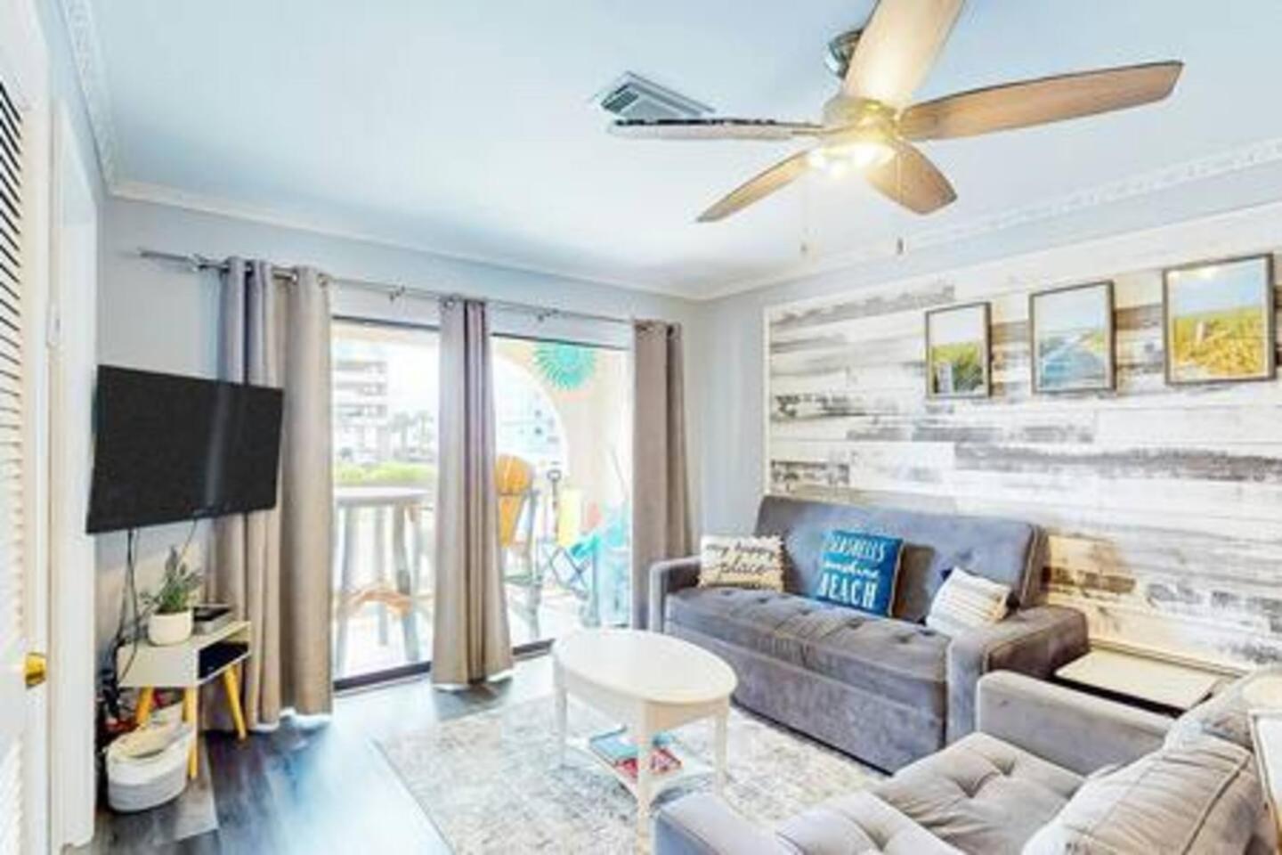 Apartment 2 Pools-smart Tvs-bbq-10mins To Hangout-balcony