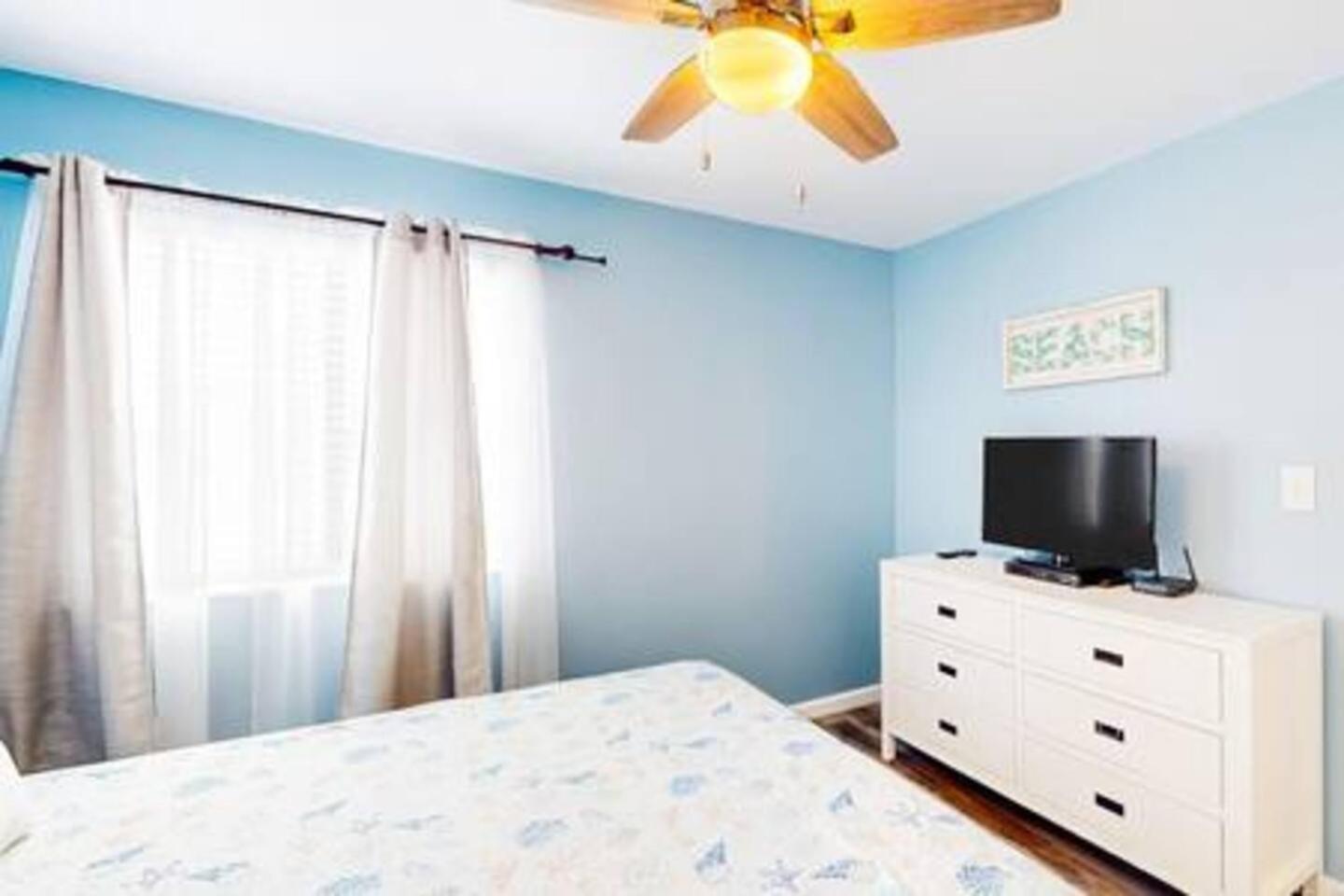 2 Pools-smart Tvs-bbq-10mins To Hangout-balcony Apartment *
